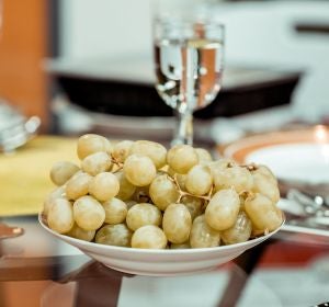 Origen de la tradición de tomar 12 uvas en Nochevieja Origen de la tradición de tomar 12 uvas en Nochevieja