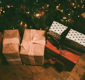 Regalos de Navidad debajo el árbol Regalos de Navidad debajo el árbol