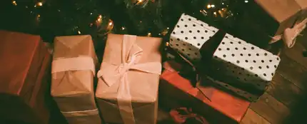 Regalos de Navidad debajo el árbol Regalos de Navidad debajo el árbol