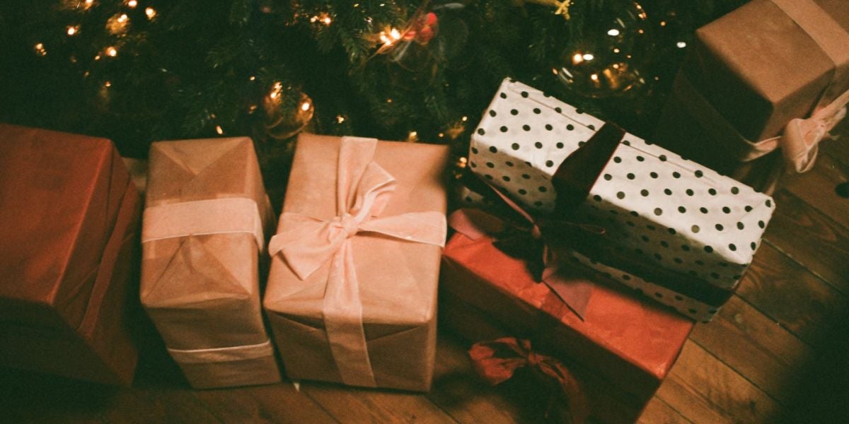 Regalos de Navidad debajo el árbol