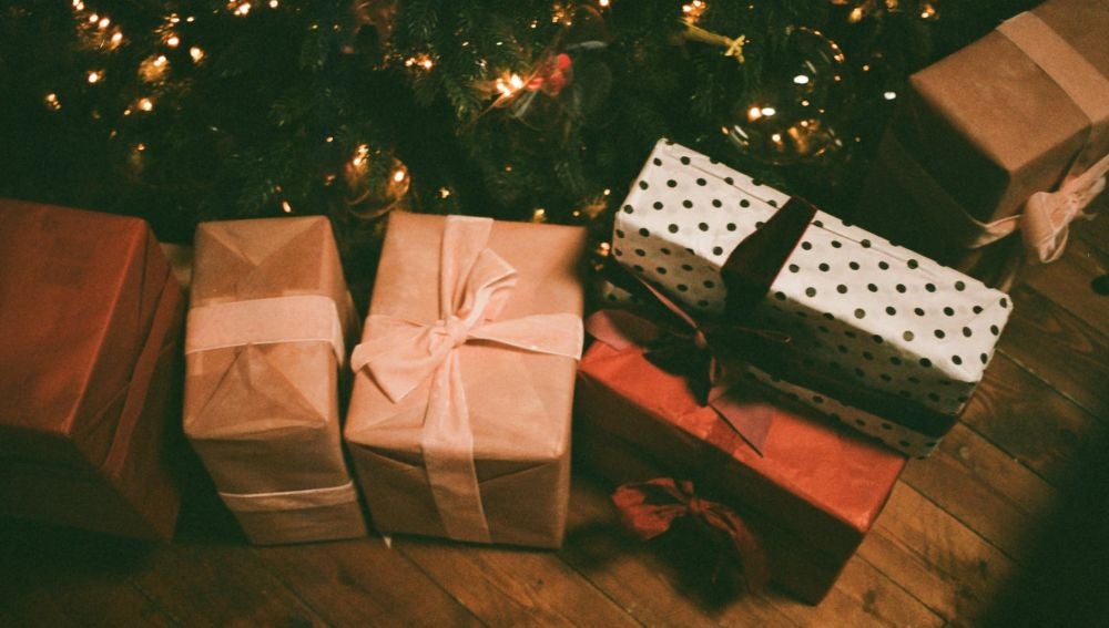 Regalos de Navidad debajo el árbol
