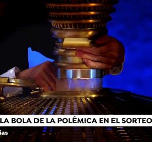 REEMPLAZO Polémica en redes sociales por este vídeo de la Lotería de Navidad: ¿qué introducen en el bombo? REEMPLAZO Polémica en redes sociales por este vídeo de la Lotería de Navidad: ¿qué introducen en el bombo?