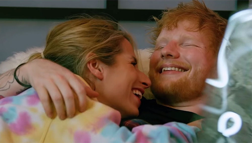 Cherry Seaborn y Ed Sheeran en el vídeo de 'Pull It All On Me'