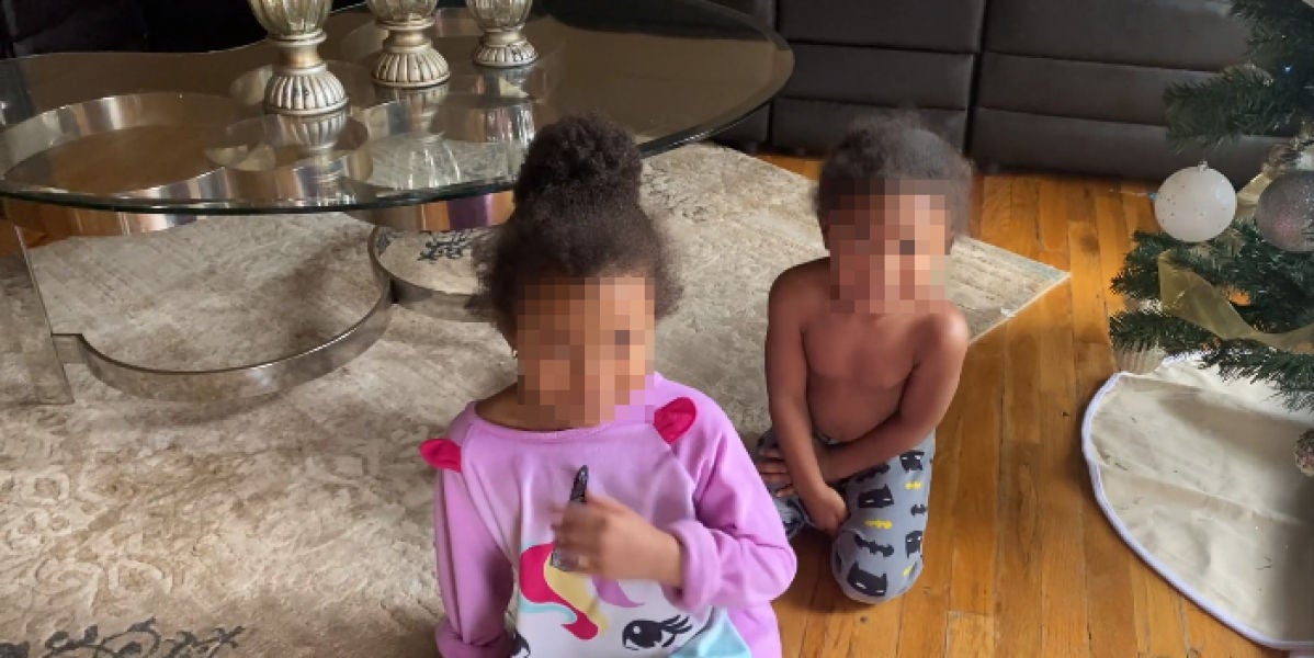 Dos niñas se gastan 700 dólares en juguetes con la tarjeta de su madre