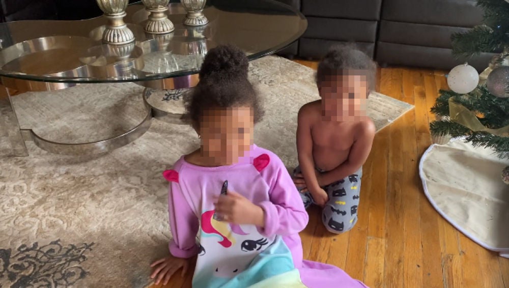 Dos niñas se gastan 700 dólares en juguetes con la tarjeta de su madre
