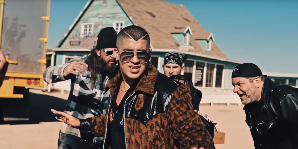 Bad Bunny en apuros en el vídeo de '¿Quién tú eres?'