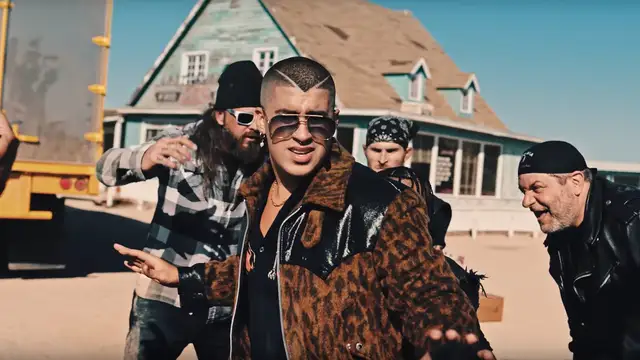 Bad Bunny en apuros en el vídeo de '¿Quién tú eres?'