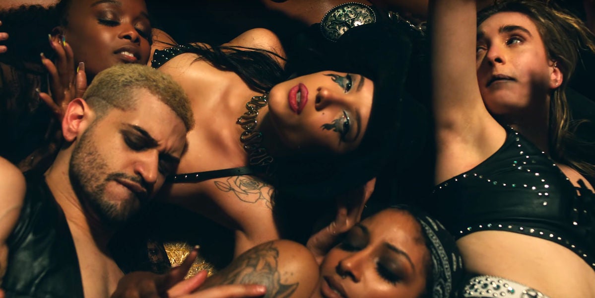 Halsey en el videoclip de 'You should be sad'