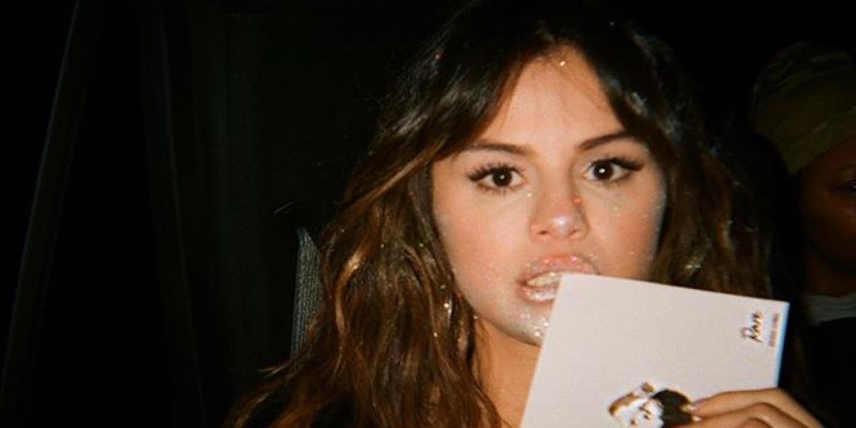 Selena Gomez con su álbum 'Rare'