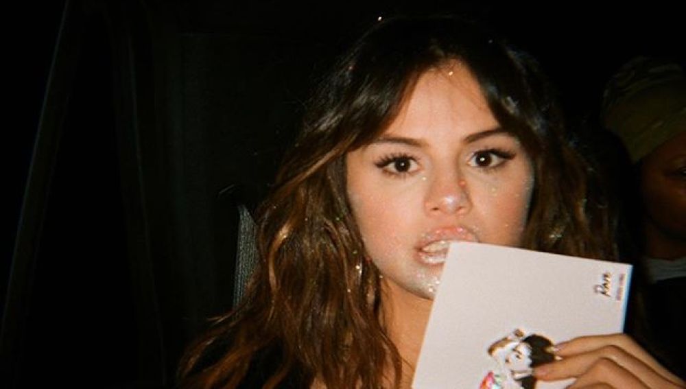 Selena Gomez con su álbum 'Rare'