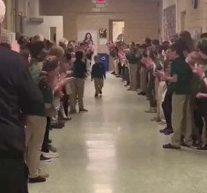 Un niño de seis años supera un cáncer y es recibido por sus compañeros del colegio con una gran ovación Un niño de seis años supera un cáncer y es recibido por sus compañeros del colegio con una gran ovación