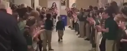 Un niño de seis años supera un cáncer y es recibido por sus compañeros del colegio con una gran ovación Un niño de seis años supera un cáncer y es recibido por sus compañeros del colegio con una gran ovación