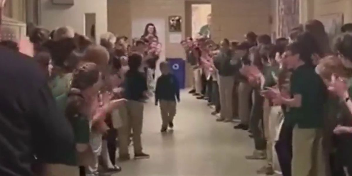 Un niño de seis años supera un cáncer y es recibido por sus compañeros del colegio con una gran ovación
