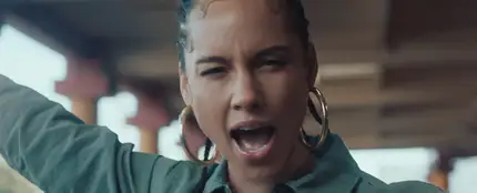 Alicia Keys en el videoclip de 'Underdog' Alicia Keys en el videoclip de 'Underdog'