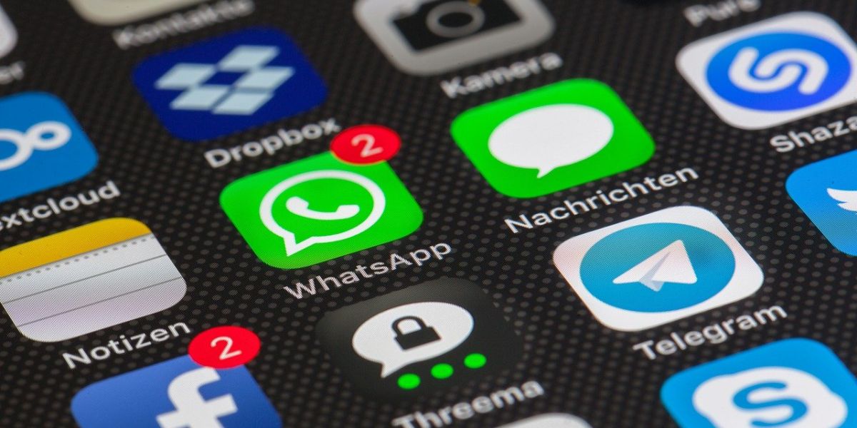 La app WhatsApp en un móvil