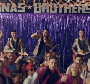 Los Jonas Brothers en el videoclip de 'What A Man Gotta Do' Los Jonas Brothers en el videoclip de 'What A Man Gotta Do'