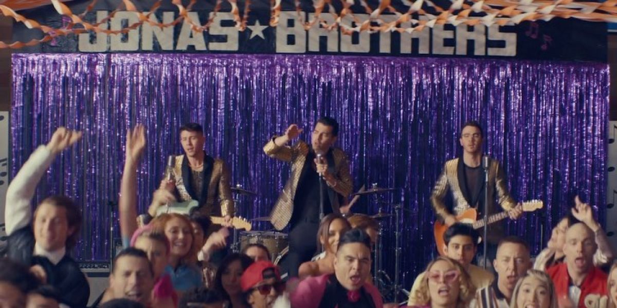 Los Jonas Brothers en el videoclip de 'What A Man Gotta Do'