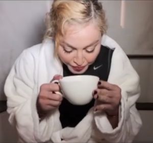 Madonna bebe su propia orina Madonna bebe su propia orina