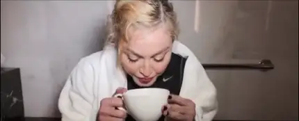 Madonna bebe su propia orina Madonna bebe su propia orina