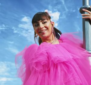 Charli XCX pone voz a ‘We Are Born To Play’, la canción del parque temático de Super Nintendo World Charli XCX pone voz a ‘We Are Born To Play’, la canción del parque temático de Super Nintendo World