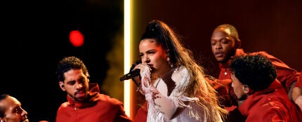 Rosalía durante su actuación en los Grammy 2020