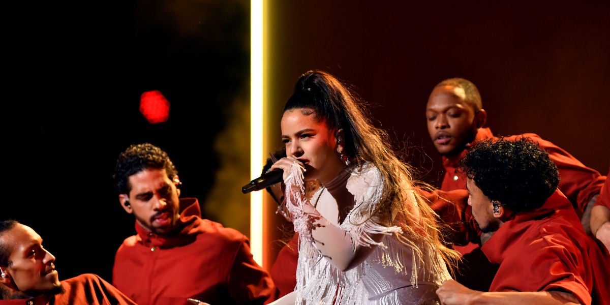 Rosalía durante su actuación en los Grammy 2020