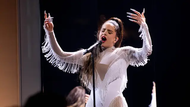 Rosalía durante su actuación en los Grammy 2020