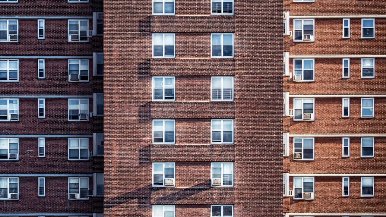 Una mujer cae de un noveno piso, se levanta y se aleja caminando