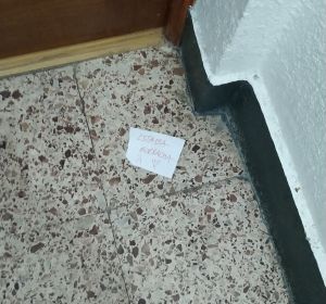 La respuesta de una mujer al cartel de un vecino molesto La respuesta de una mujer al cartel de un vecino molesto