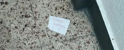 La respuesta de una mujer al cartel de un vecino molesto La respuesta de una mujer al cartel de un vecino molesto