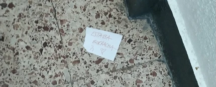 La respuesta de una mujer al cartel de un vecino molesto La respuesta de una mujer al cartel de un vecino molesto