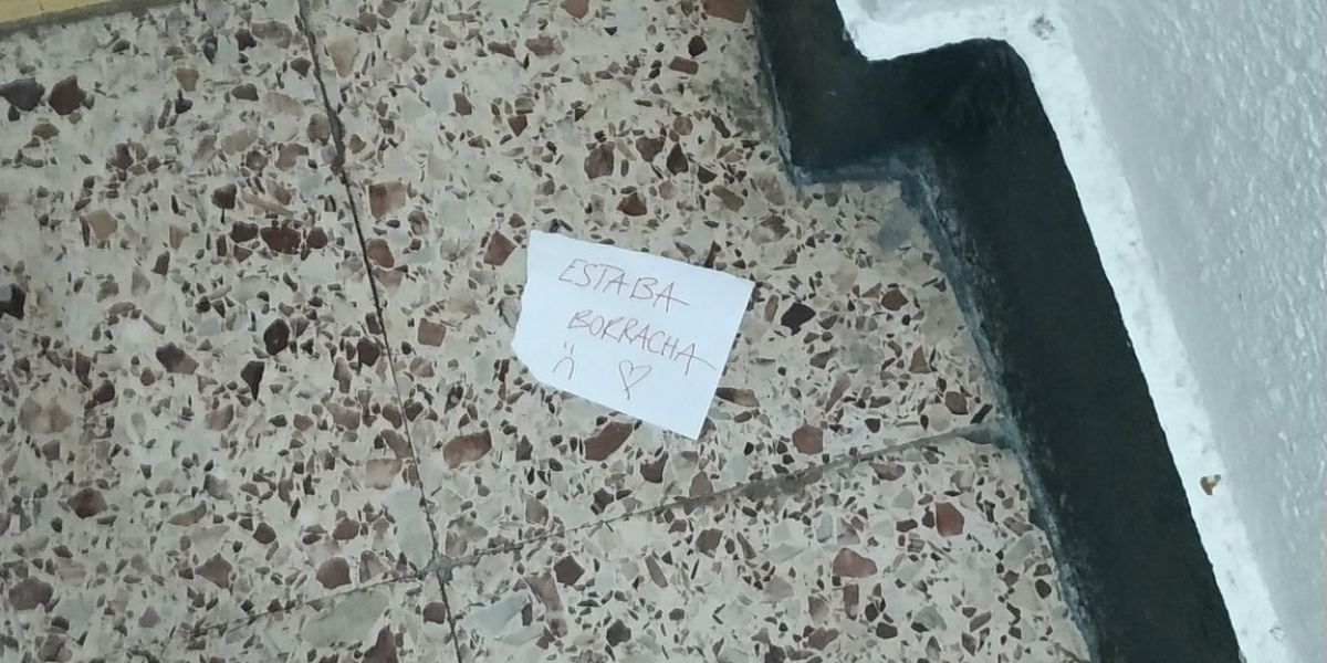 La respuesta de una mujer al cartel de un vecino molesto