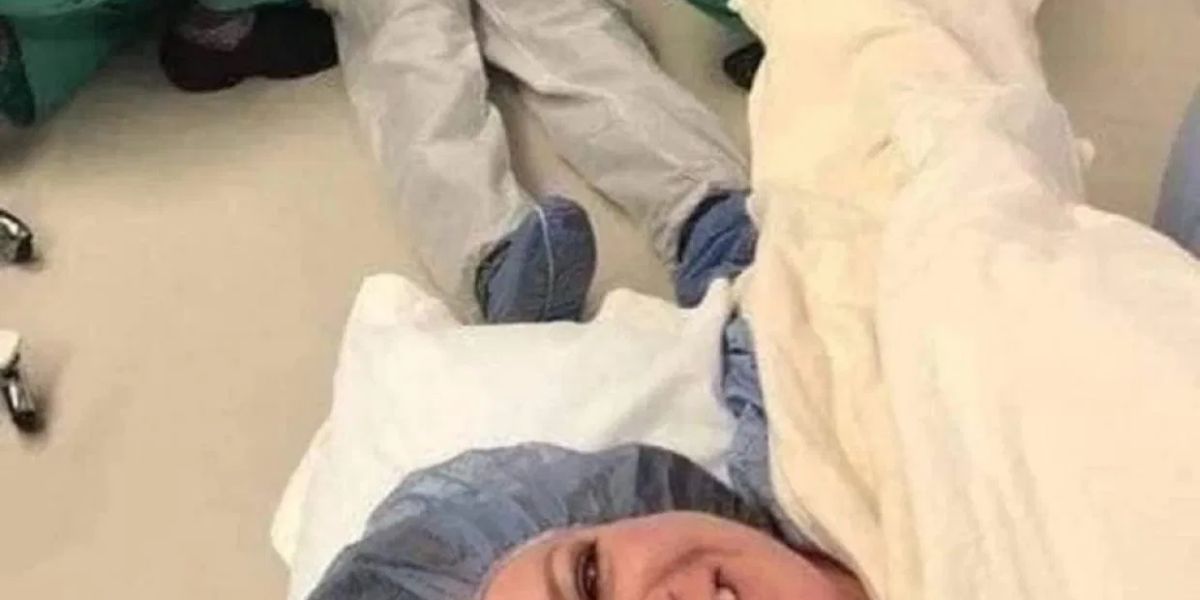 El divertido selfie de una mujer que acaba de parir