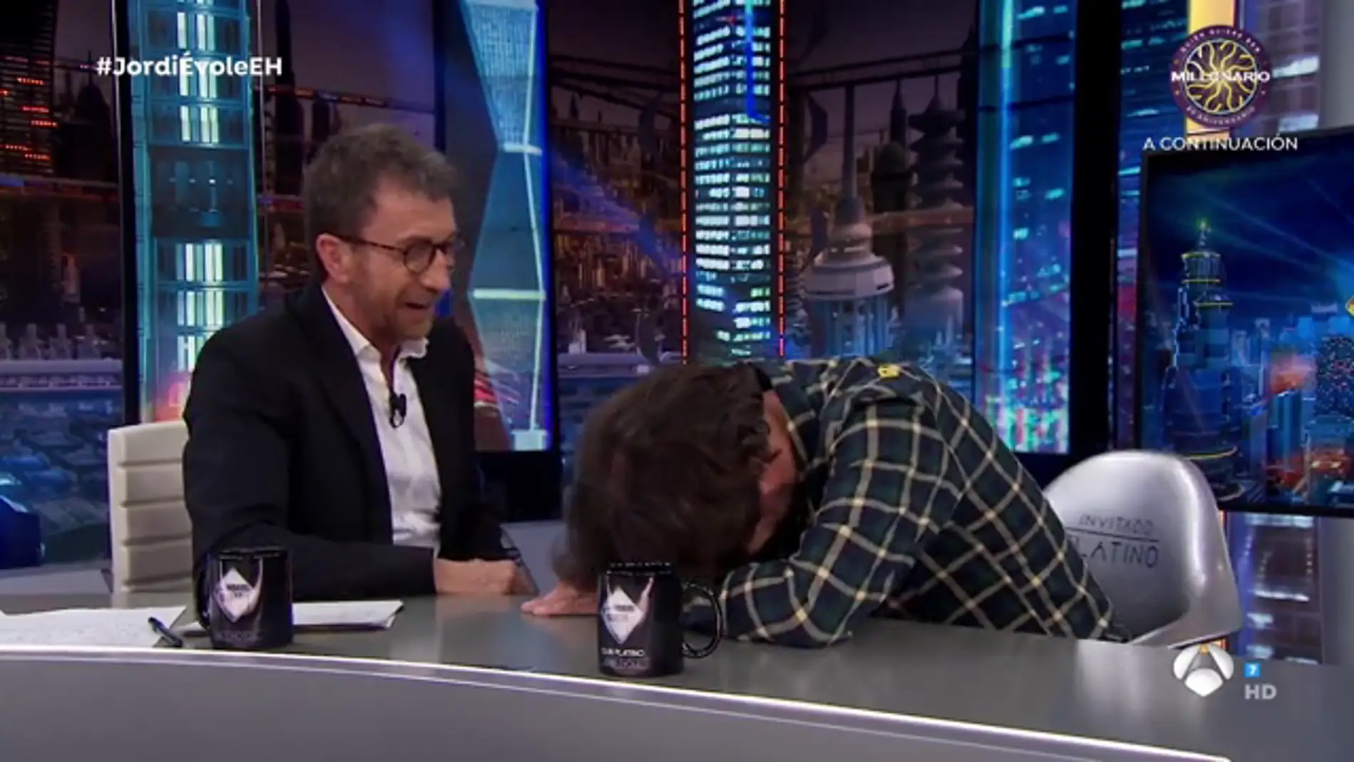 Jordi Évole sufre un ataque de cataplexia en pleno directo en 'El Hormiguero 3.0' Jordi Évole sufre un ataque de cataplexia en pleno directo en 'El Hormiguero 3.0'