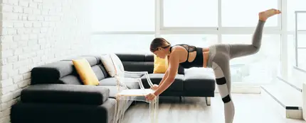 Ejercicio en casa con una silla Ejercicio en casa con una silla