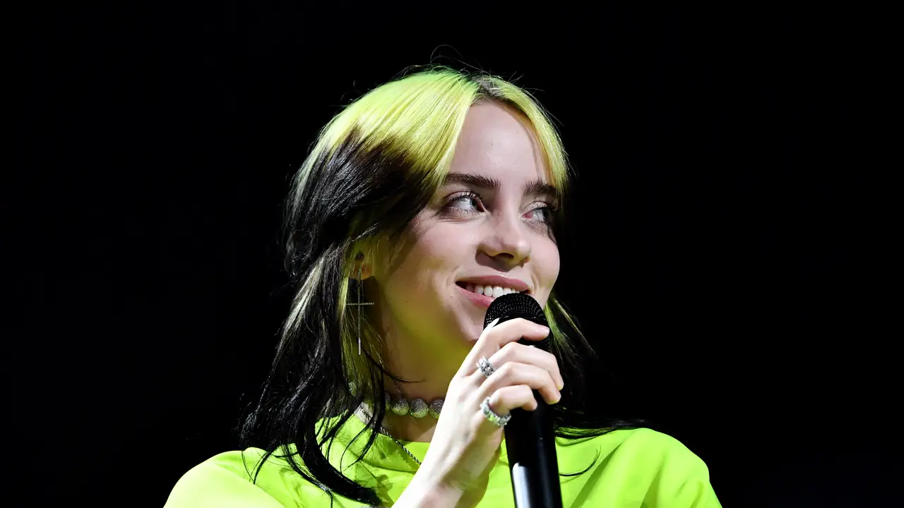 Billie Eilish durante una actuación Billie Eilish durante una actuación