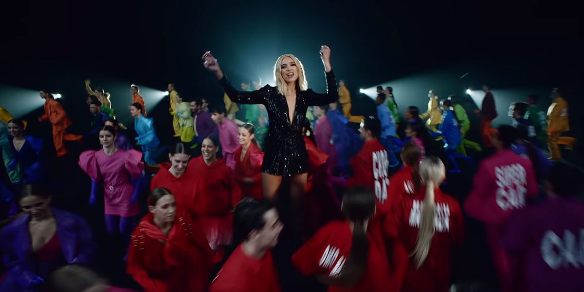 Dua Lipa en el vídeo de 'Physical'