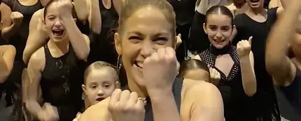 Alex Rodriguez se camufla entre las bailarinas de JLo Alex Rodriguez se camufla entre las bailarinas de JLo