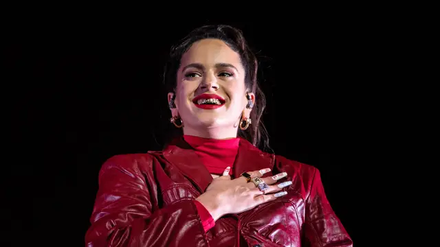 Rosalía con unas uñas donde se puede ver un escorpión