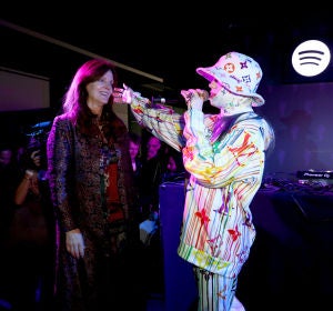 Billie Eilish y su madre, Maggie Baird, durante una actuación Billie Eilish y su madre, Maggie Baird, durante una actuación