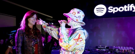Billie Eilish y su madre, Maggie Baird, durante una actuación Billie Eilish y su madre, Maggie Baird, durante una actuación