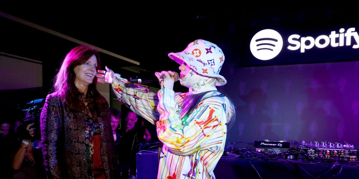 Billie Eilish y su madre, Maggie Baird, durante una actuación