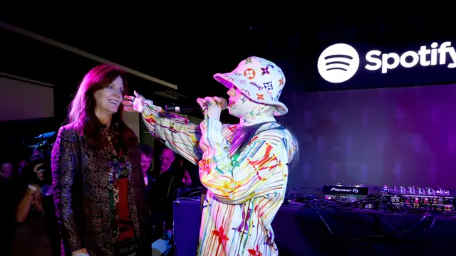 Billie Eilish y su madre, Maggie Baird, durante una actuación