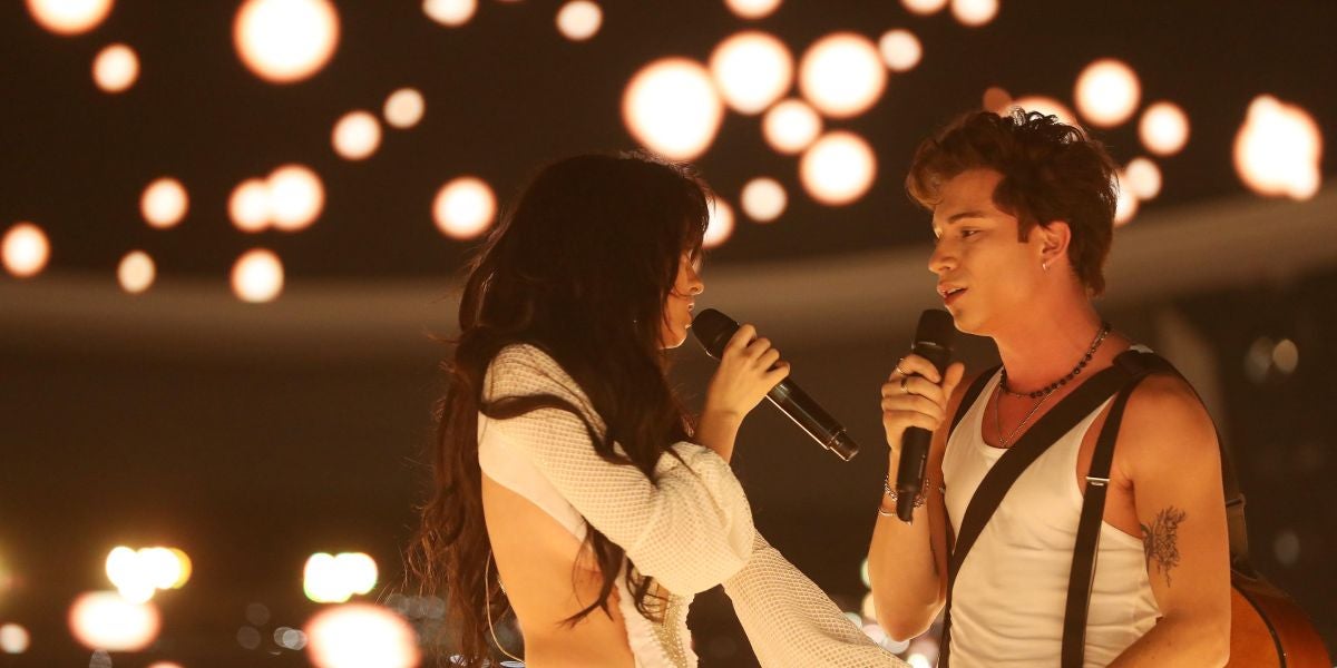 Nerea Rodríguez y Raoul Vázquez, cómplices y sensuales como Camila Cabello y Shawn Mendes en ‘Señorita’