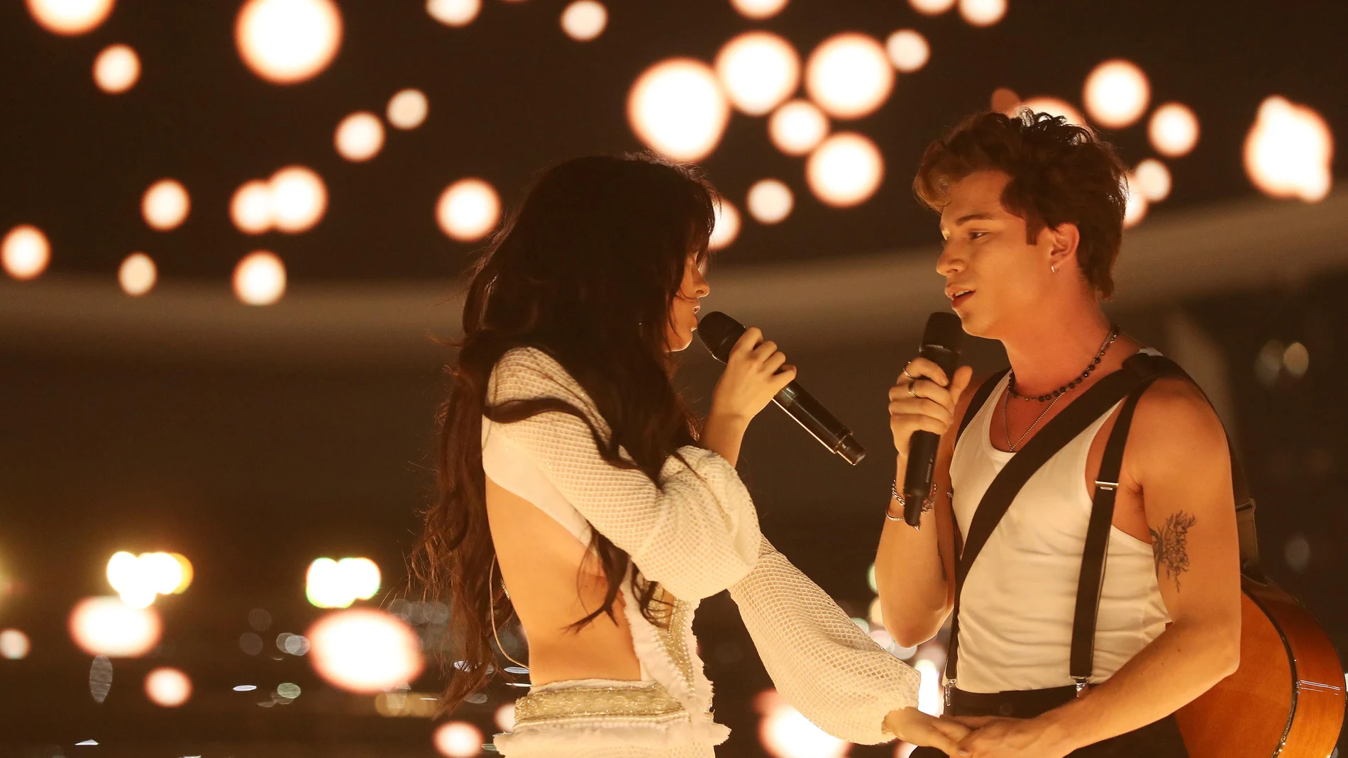 Nerea Rodríguez y Raoul Vázquez, cómplices y sensuales como Camila Cabello y Shawn Mendes en ‘Señorita’ Nerea Rodríguez y Raoul Vázquez, cómplices y sensuales como Camila Cabello y Shawn Mendes en ‘Señorita’