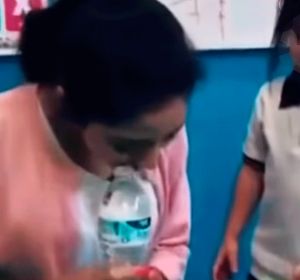 Profesora que gasta una broma pesada a una alumna Profesora que gasta una broma pesada a una alumna