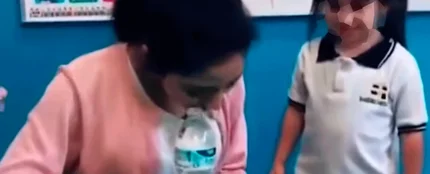 Profesora que gasta una broma pesada a una alumna Profesora que gasta una broma pesada a una alumna