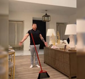'Broom Challenge': así el reto de la escoba al que se apuntan los famosos 'Broom Challenge': así el reto de la escoba al que se apuntan los famosos