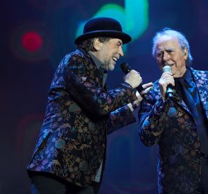 Joaquín Sabina junto a Joan Manuel Serrat durante el concierto en Madrid Joaquín Sabina junto a Joan Manuel Serrat durante el concierto en Madrid