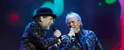 Joaquín Sabina junto a Joan Manuel Serrat durante el concierto en Madrid Joaquín Sabina junto a Joan Manuel Serrat durante el concierto en Madrid